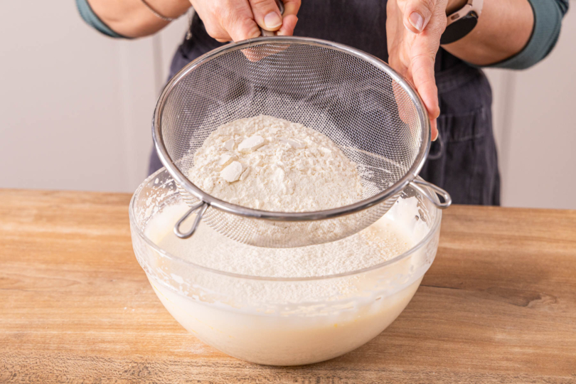 Mehl einsieben