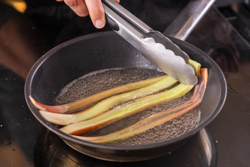Rhabarberstreifen in der Pfanne dünsten
