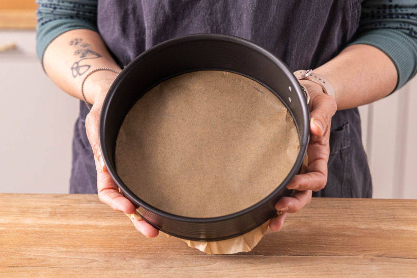 Springformboden mit Backpapier ausgelegt