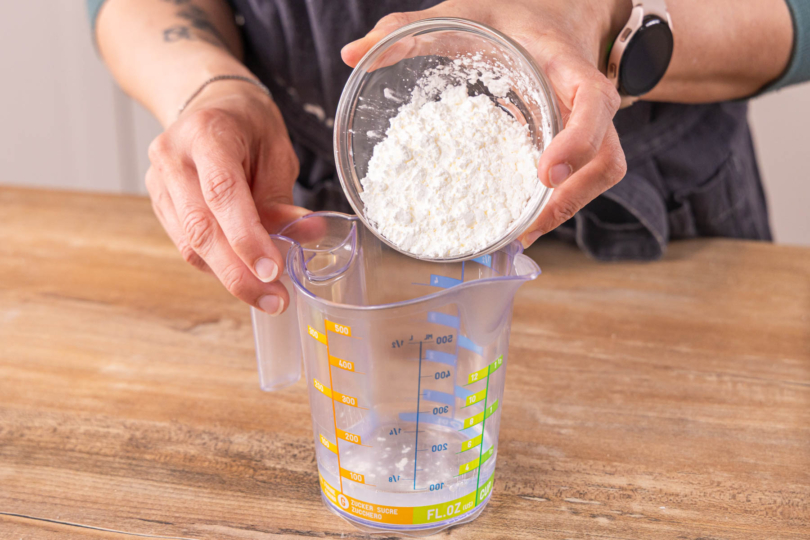 Speisestärke zum Wasser geben