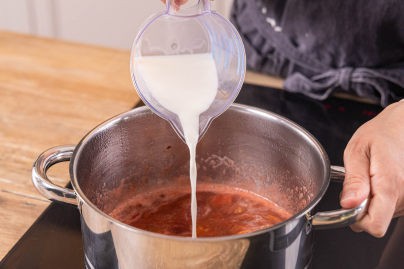 angerührte Speistärke zum Kompott gießen