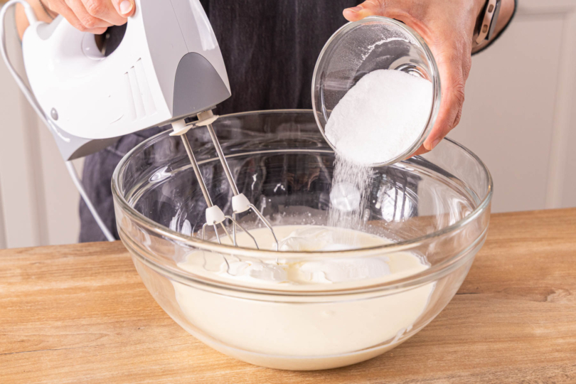 Zucker zur Sahne und Mascarpone in die Schüssel geben