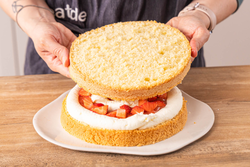 zweiten Tortenboden auflegen