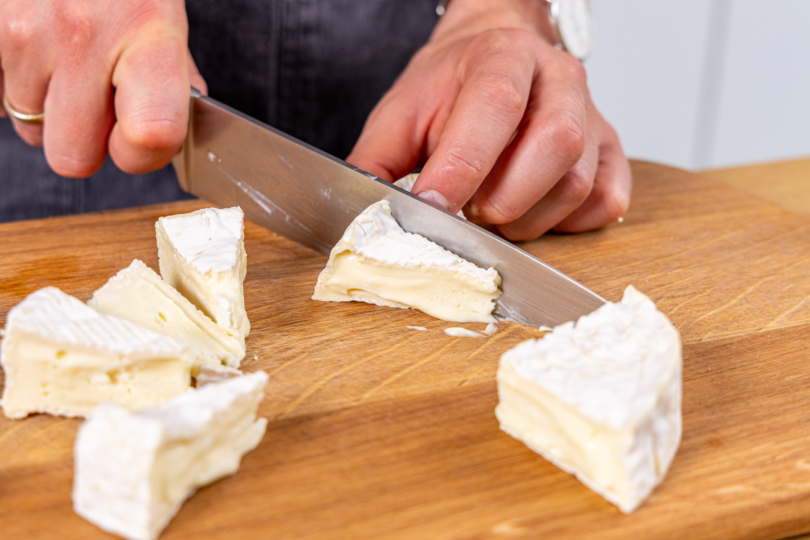 Camembert in Ecken schneiden