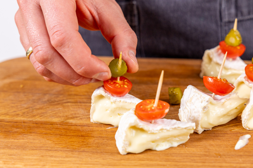 Camembert-Spieße mit Tomaten und Cornichons kombinieren