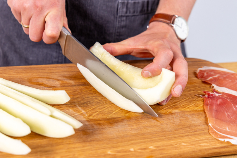 Honigmelone in Spalten schneiden
