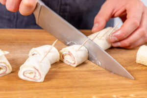 Wrap-Käse-Spieße in mundgerechte Portionen schneiden