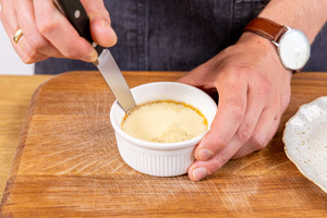 Rand des Karamellpuddings mit Messer lösen