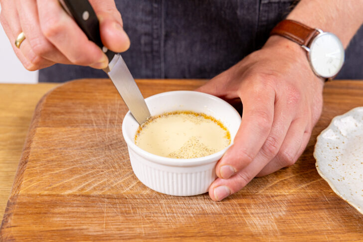 Rand des Karamellpuddings mit Messer lösen