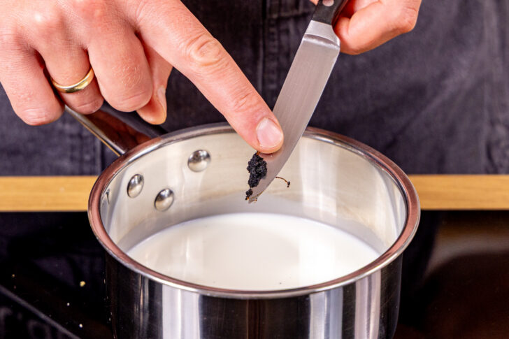 Vanillemark in Milch geben