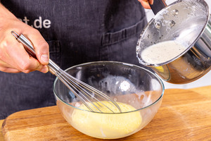 Vanillemilch in Eier einrühren