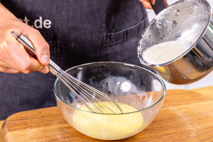Vanillemilch in Eier einrühren
