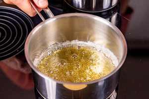 Zucker beginnt zu karamellisieren
