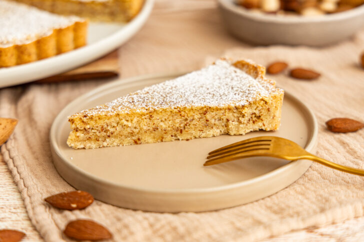 ein Stück französische Mandeltarte