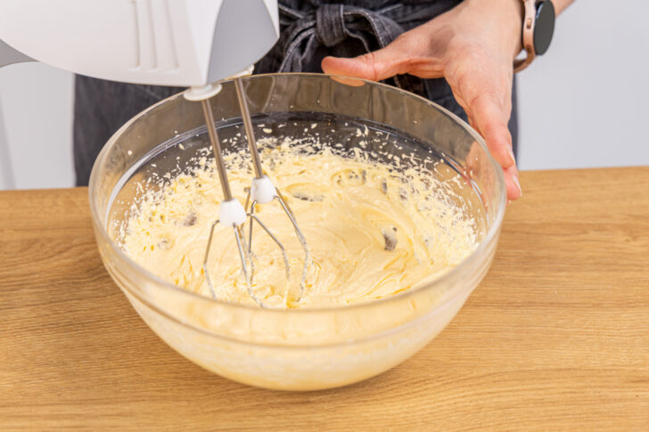 Butter mit Ei aufschlagen