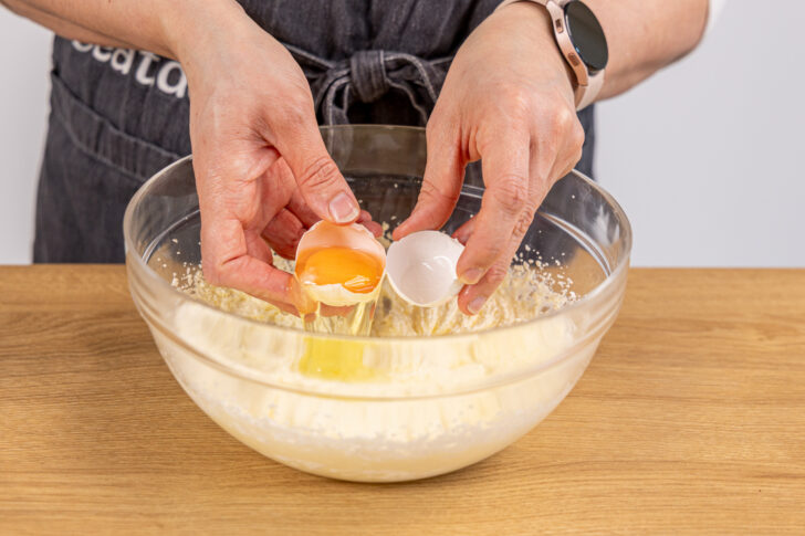 Ei in die Creme rühren