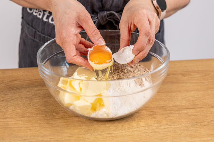 Eier in die Schüssel geben