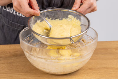 Pudding durch ein Sieb streichen