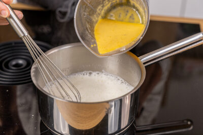 Puddingmasse in die Milch rühren