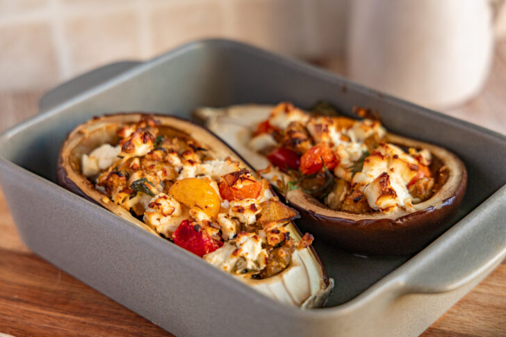 gebackene Aubergine mit Feta und Gemüse