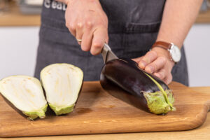 Aubergine halbieren
