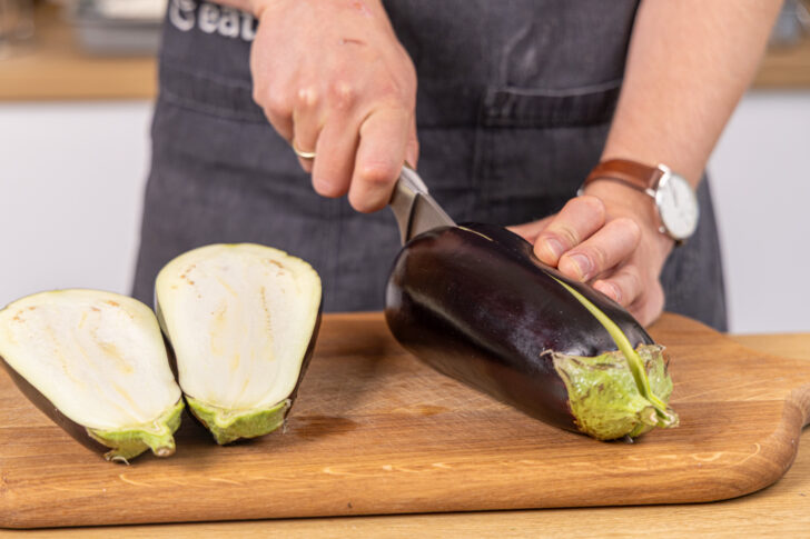 Aubergine halbieren