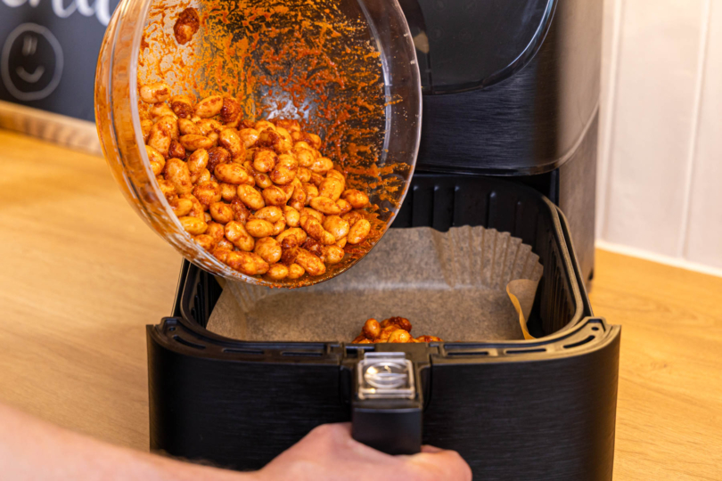 Bohnen in die Heißluftfritteuse geben