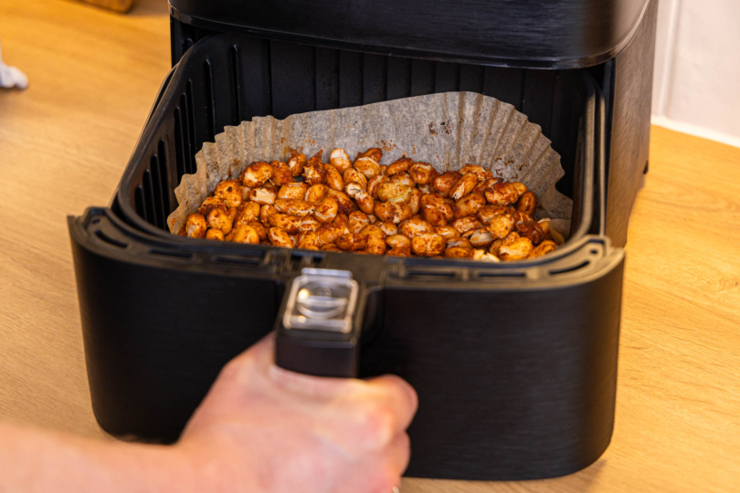 fertige gebackene Bohnen in der Heißluftfritteuse