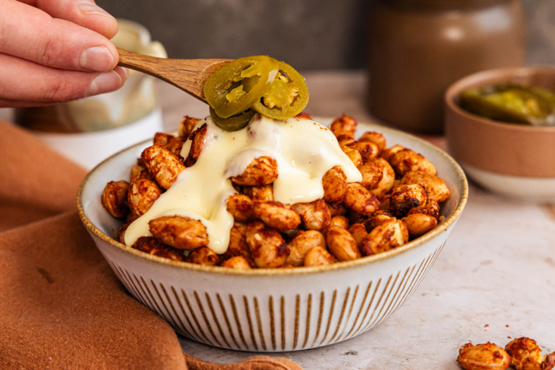 Gebackene Bohnen aus der Heißluftfritteuse mit Jalapeños toppen