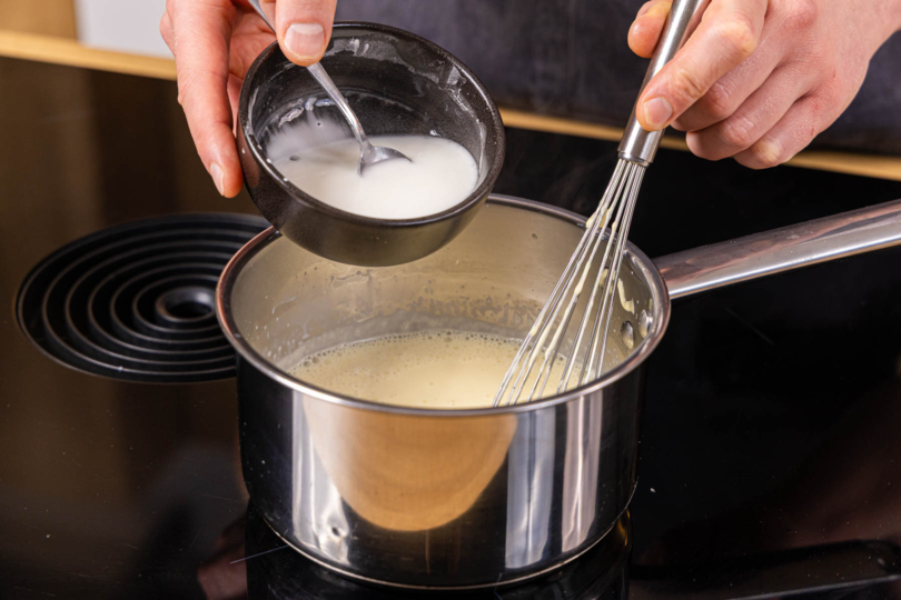 Käsesoße mit angerührter Stärke andicken