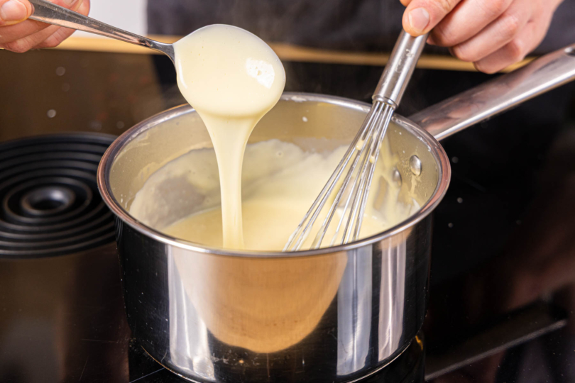 Käsesauce läuft vom Löffel