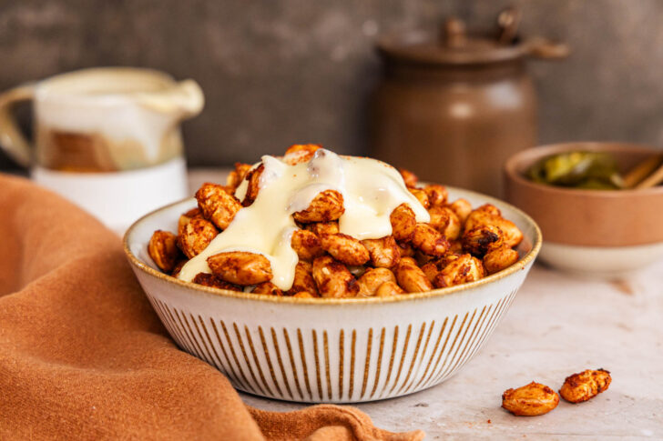 Gebackene Bohnen aus der Heißluftfritteuse mit Käsesauce fronal