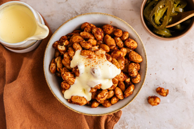 Gebackene Bohnen aus der Heißluftfritteuse mit Käsesauce top-down