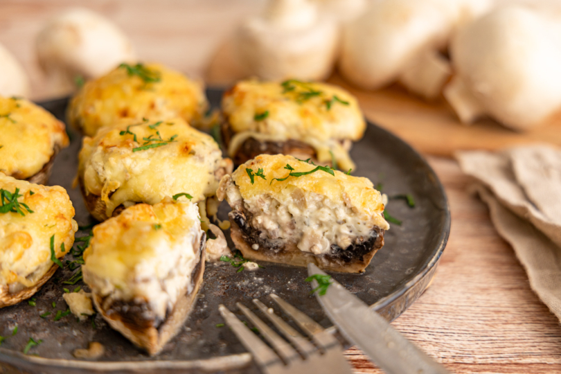 gefüllte Champignons aus der Heißluftfritteuse aufgeschnitten