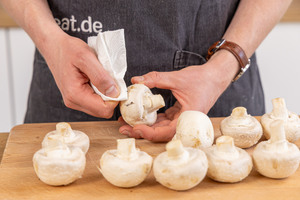 Champignons mit etwas Küchenpapier putzen