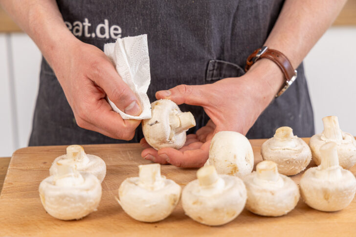 Champignons mit etwas Küchenpapier putzen
