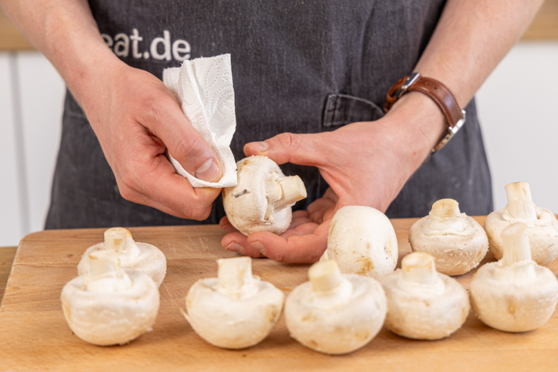 Champignons mit etwas Küchenpapier putzen