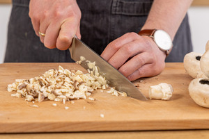 Champignon-Stiele fein hacken