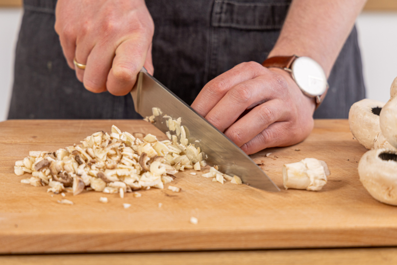Champignon-Stiele fein hacken