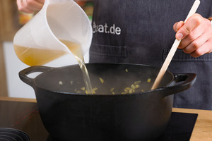 Lammbrühe dazugeben
