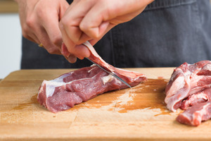 Sehnen vom Lammfleisch entfernen