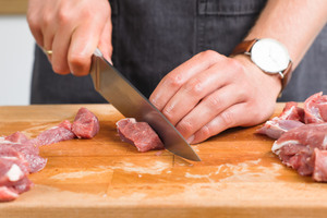 Lammfleisch schneiden