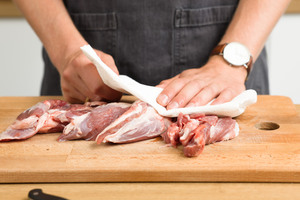 Lammfleisch abtupfen