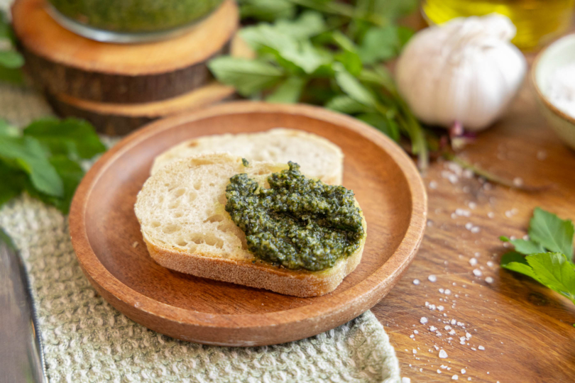 Giersch-Pesto ist eine leckere, würzige Alternative zu herkömmlichem Pesto. Es lässt sich schnell aus dem heimischen Giersch zubereiten.