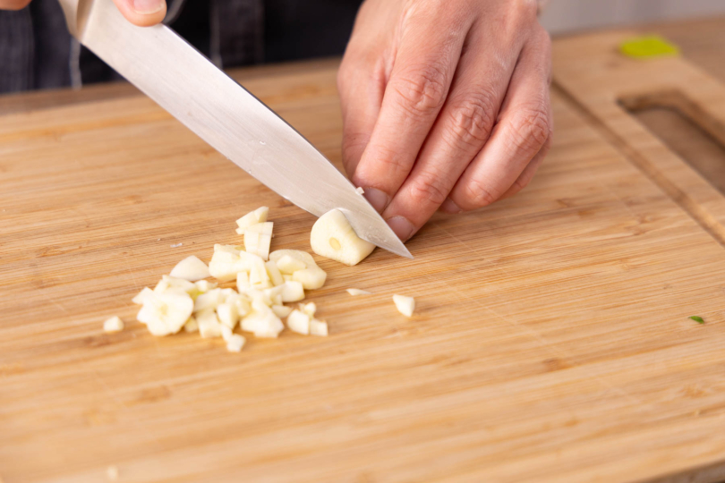 Knoblauch fein schneiden