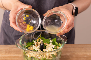 Zeste und Saft der Zitrone zu Pesto geben