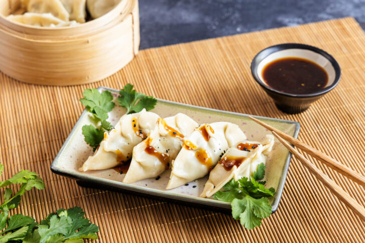 abgerichtete Gyozas aus selbst gemachten Gyoza Teig