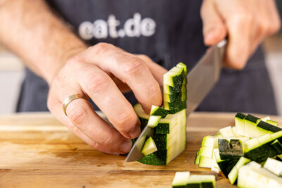 Zucchini würfeln