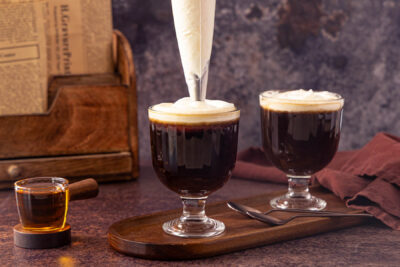 Irish Coffee mit Sahnehaube