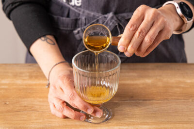 Irish Whiskey mit Zucker mischen